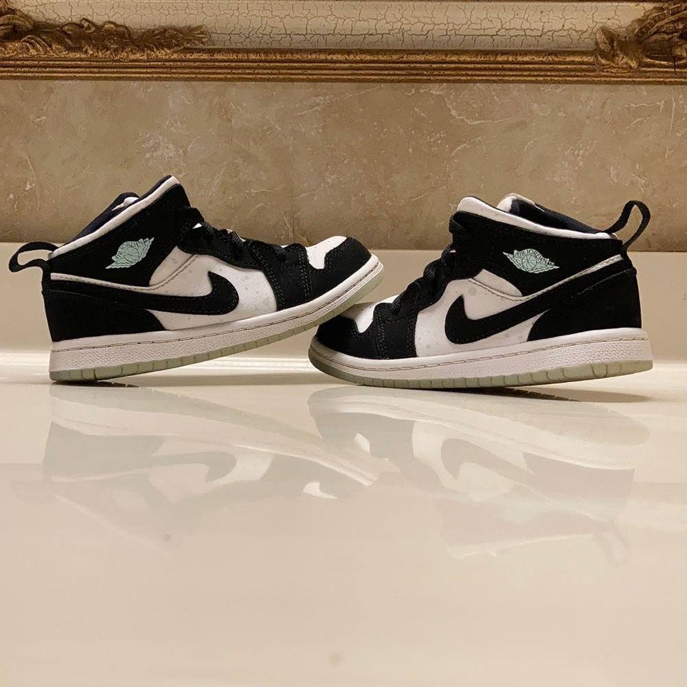 Jordan AG 1 GLOW IN THE DARK